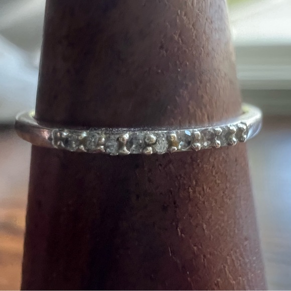 10k White Gold Diamond pave ring. - Picture 3 of 9
